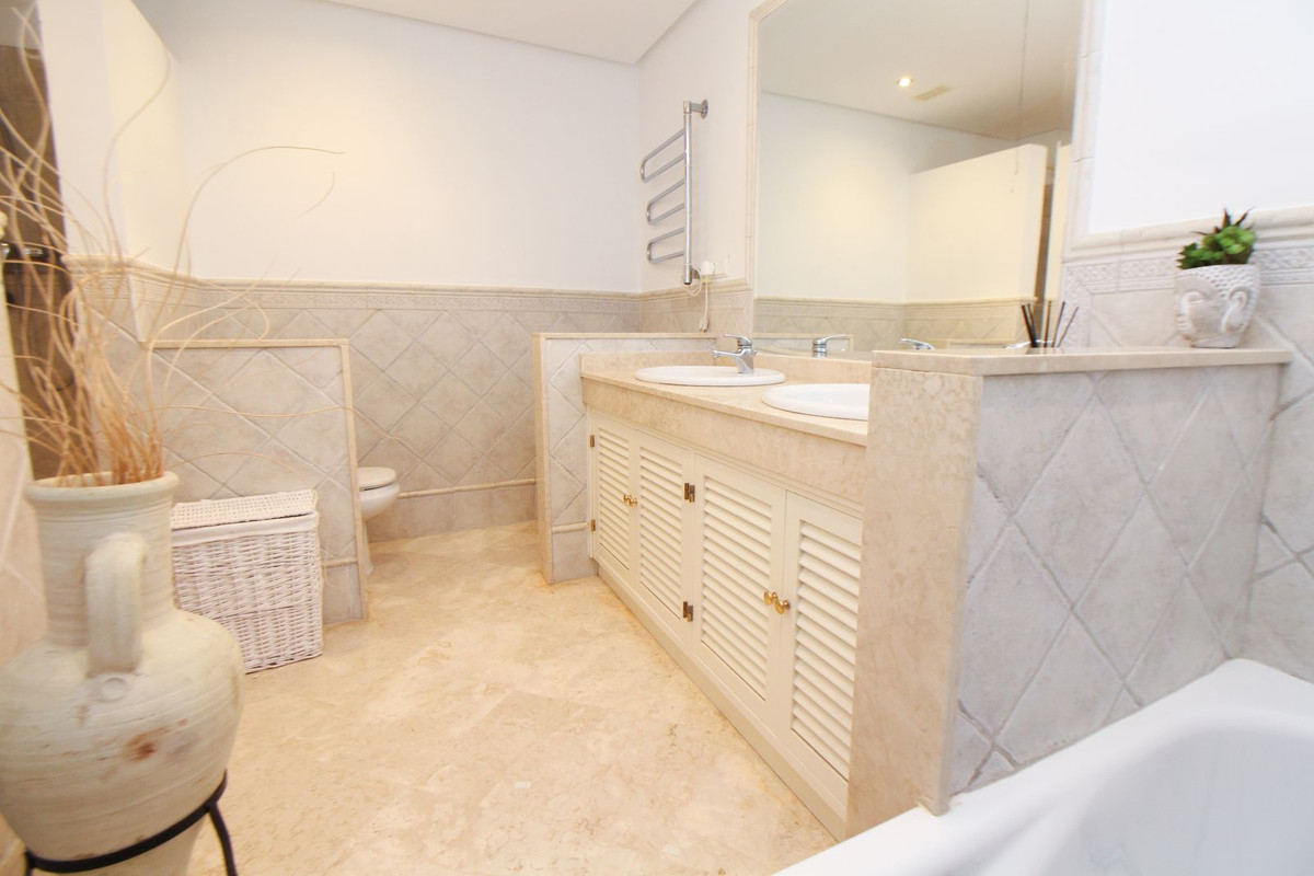 2 Bedroom Apartment in Marbella - Photo 21