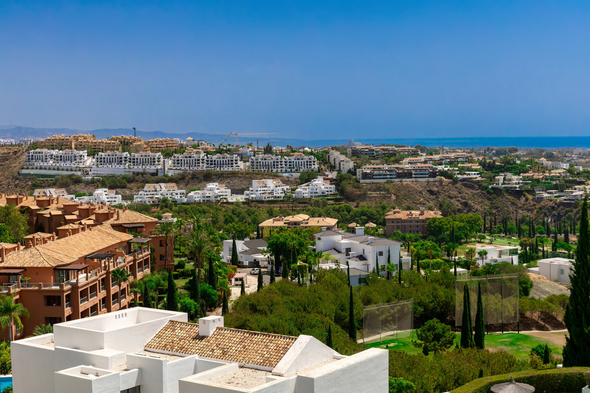 3 Bedroom Penthouse in Benahavís - Photo 5