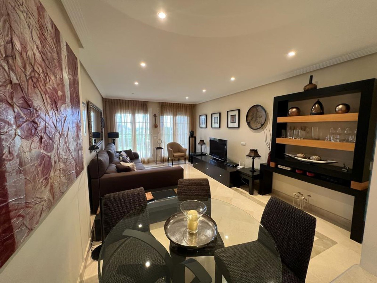 3 Bedroom Apartment in Benahavís - Photo 3