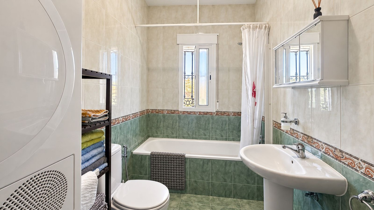 3 Bedroom Villa in Colmenar - Photo 25