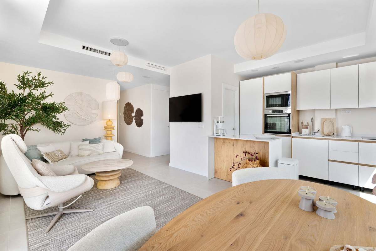 2 Bedroom Penthouse in Estepona - Photo 7
