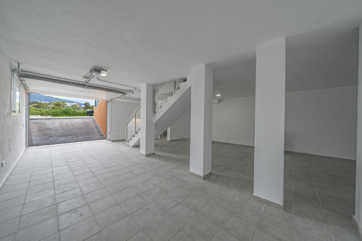 4 Bedroom Townhouse in Benahavís - Photo 22