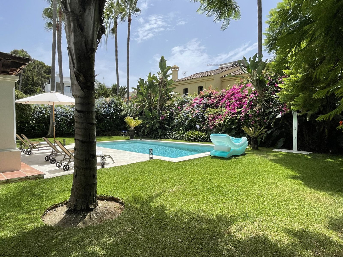 4 Bedroom Villa in Marbella - Photo 26