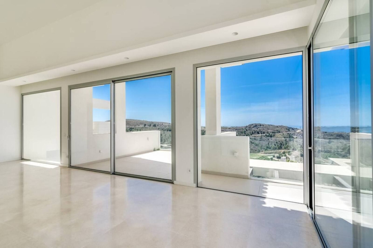 4 Bedroom Penthouse in Benahavís - Photo 5