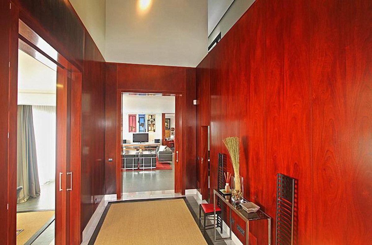 5 Bedroom Villa in Marbella - Photo 2