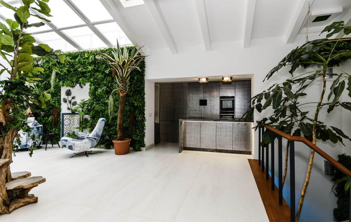 4 Bedroom Townhouse in Estepona - Photo 2