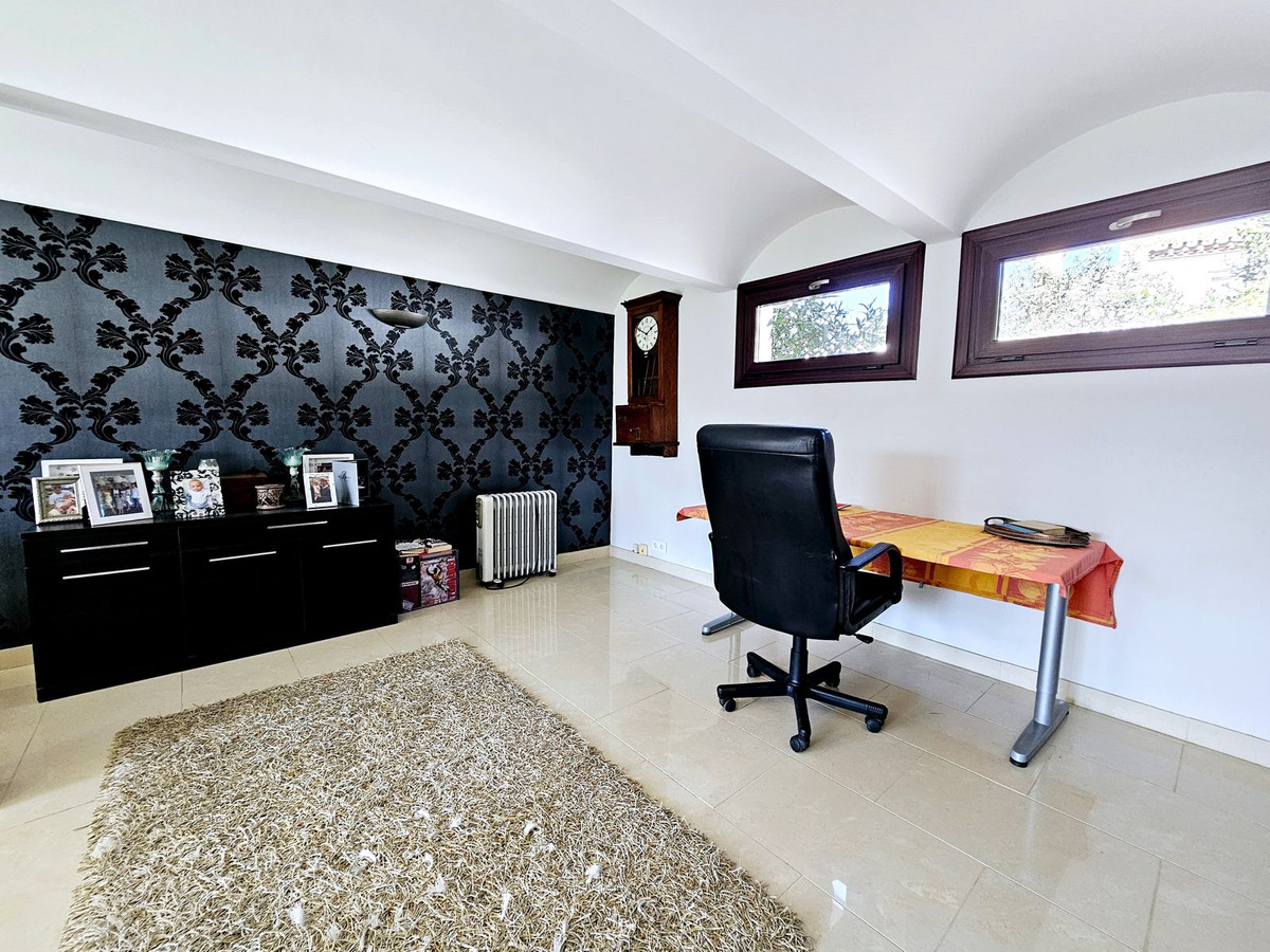 6 Bedroom Villa in Estepona - Photo 7