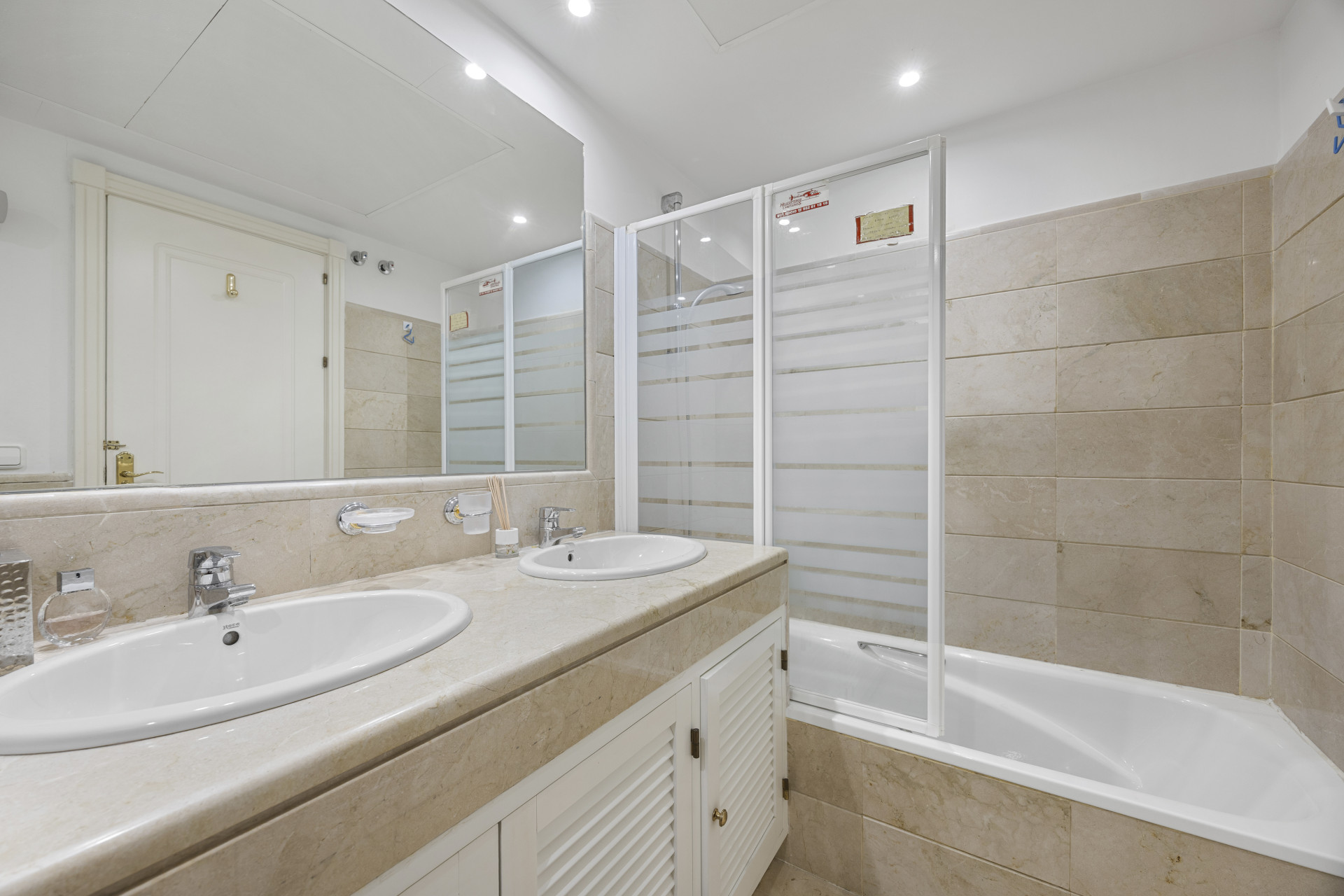 3 Bedroom Penthouse in Benahavís - Photo 16