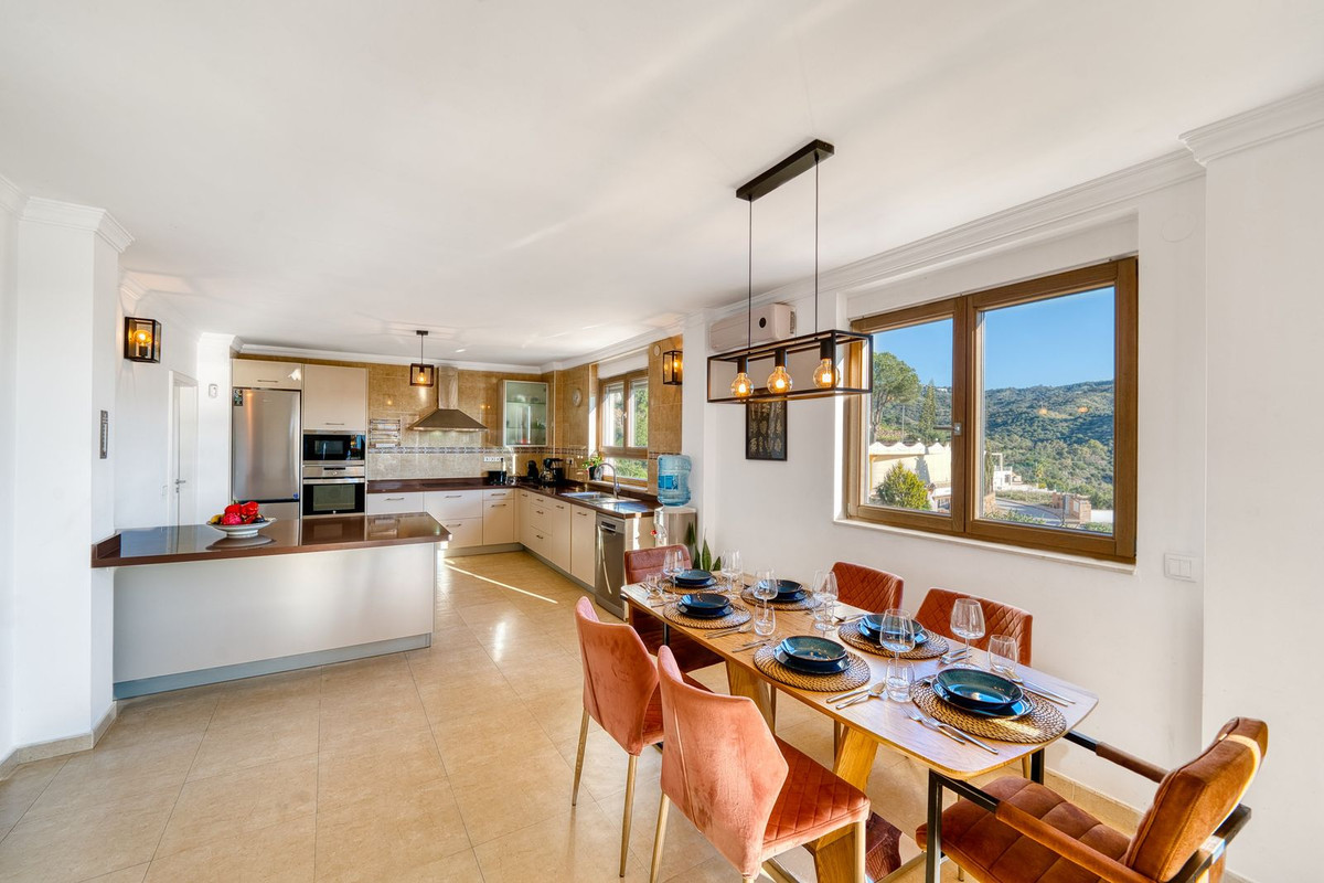 8 Bedroom Villa in Marbella - Photo 8