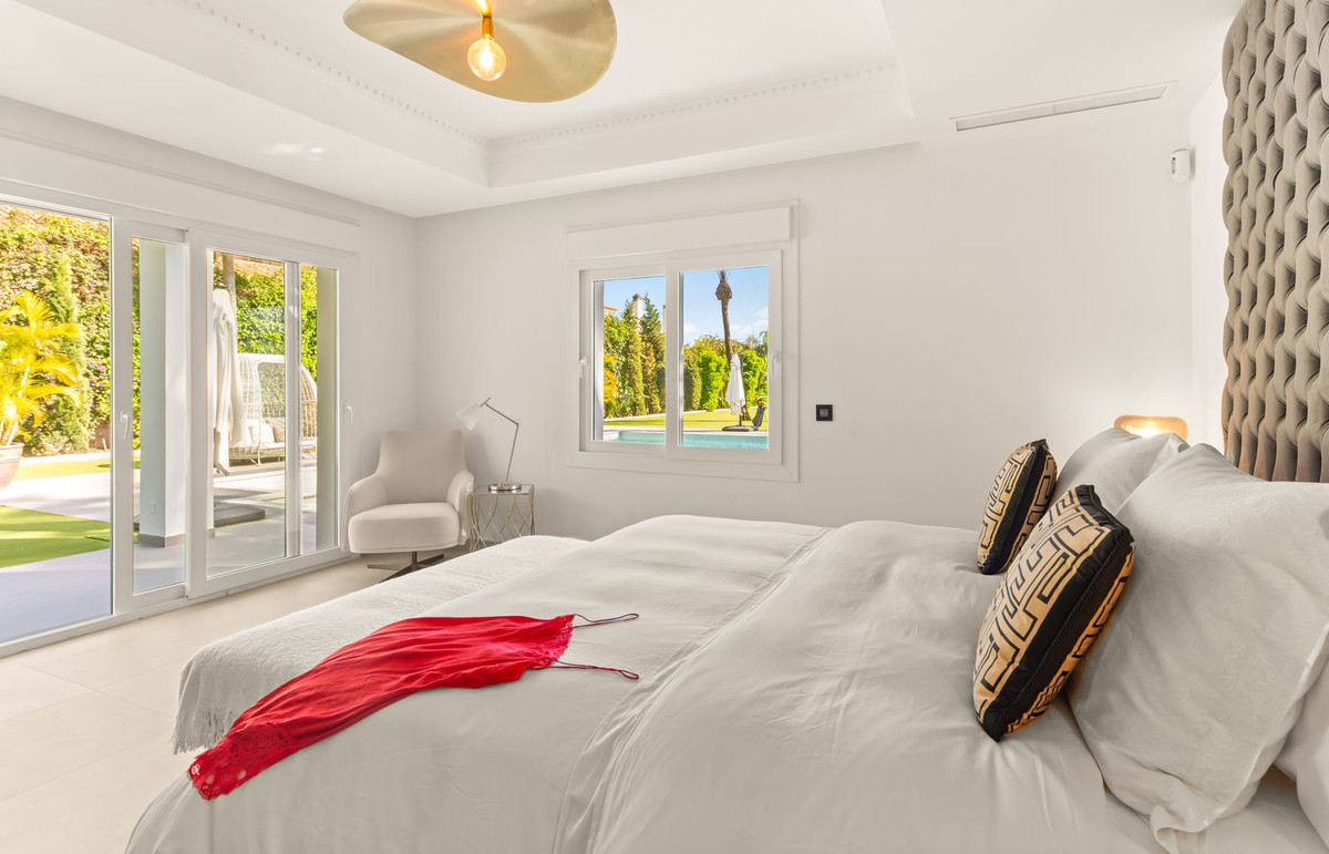 6 Bedroom Villa in Estepona - Photo 27