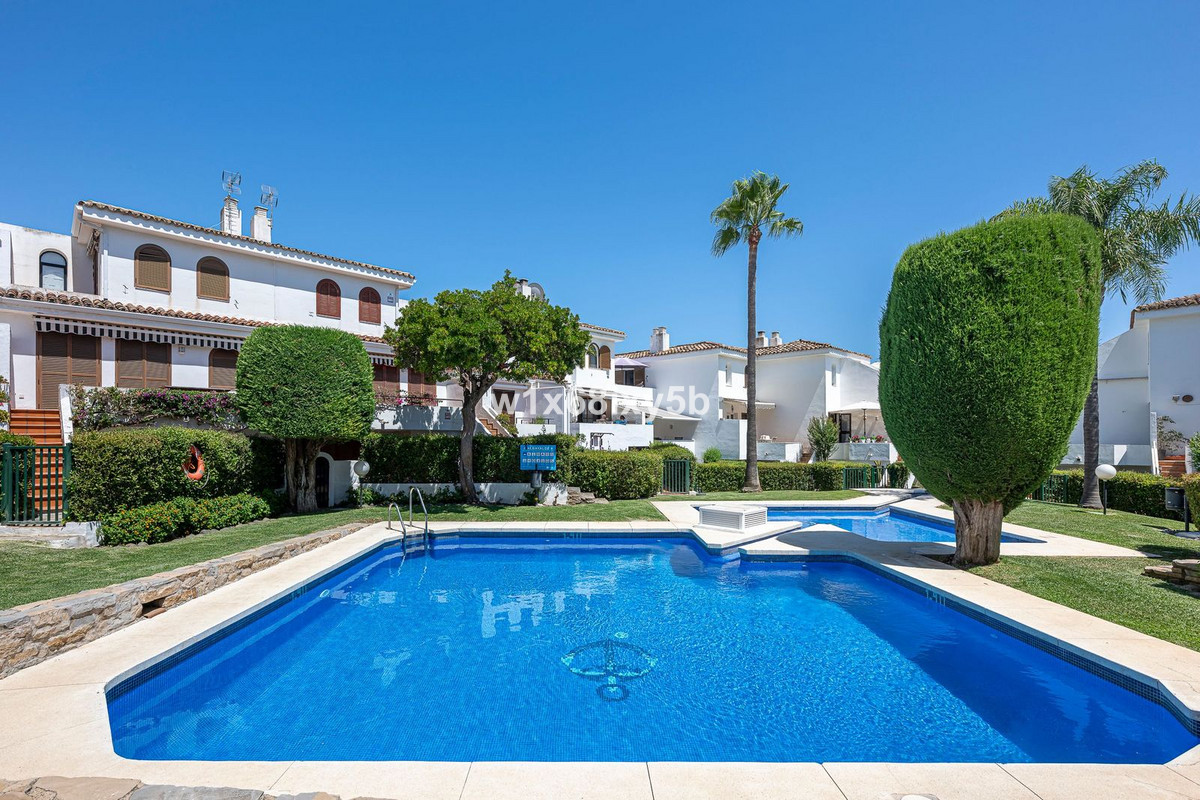 2 Bedroom Townhouse in Estepona - Photo 15