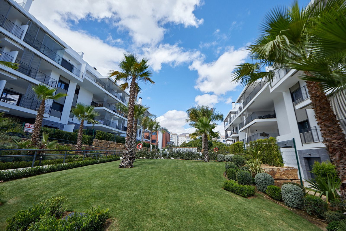 2 Bedroom Apartment in Estepona - Photo 3