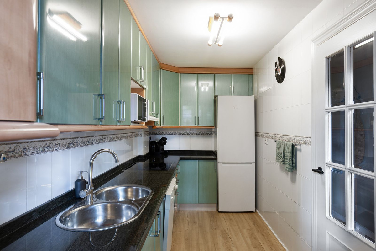 2 Bedroom Apartment in Torremolinos - Photo 4