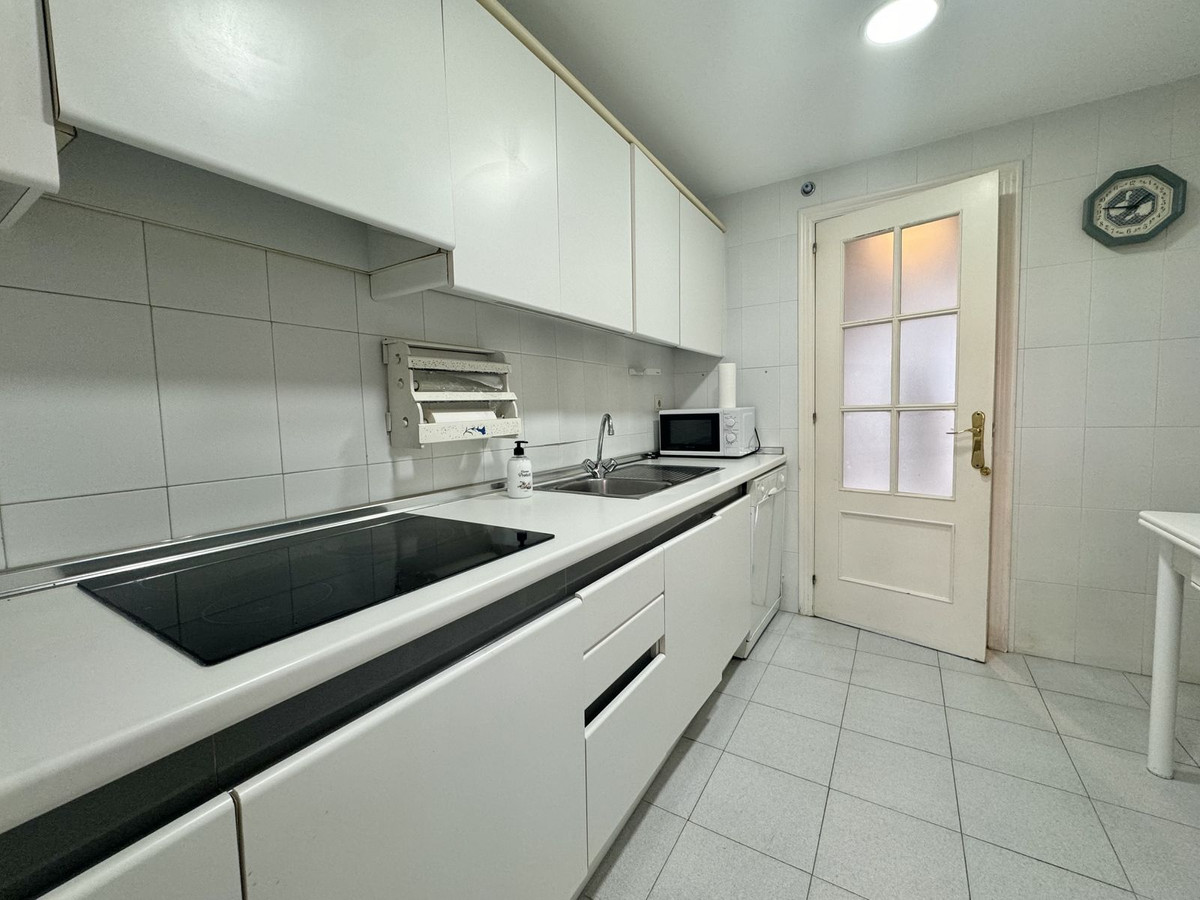 3 Bedroom Apartment in Estepona - Photo 10