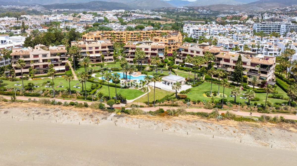 2 Bedroom Apartment in Estepona - Photo 33