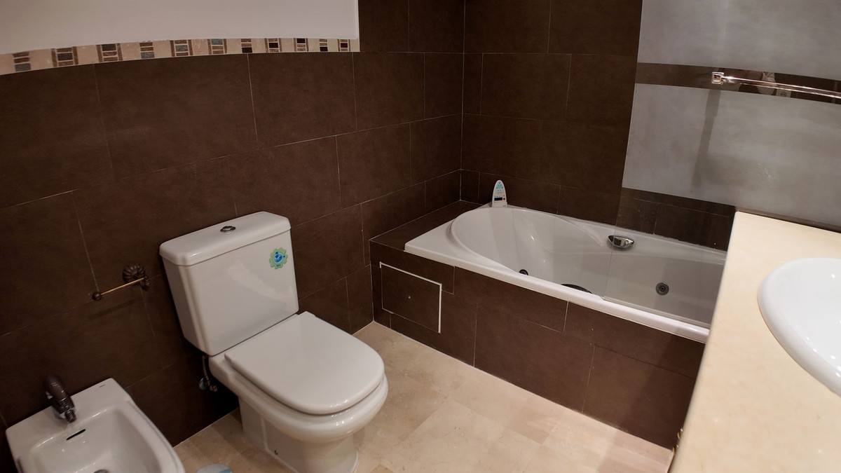 4 Bedroom Townhouse in Benahavís - Photo 35