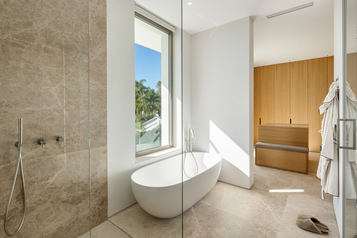 6 Bedroom Villa in Marbella - Photo 16