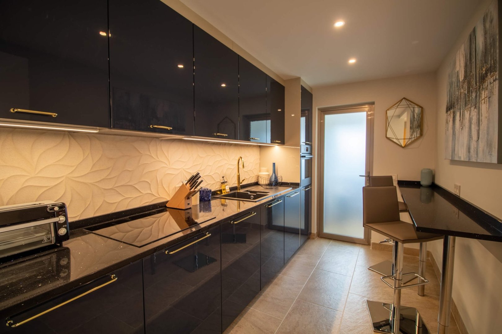 2 Bedroom Apartment in Marbella - Photo 3