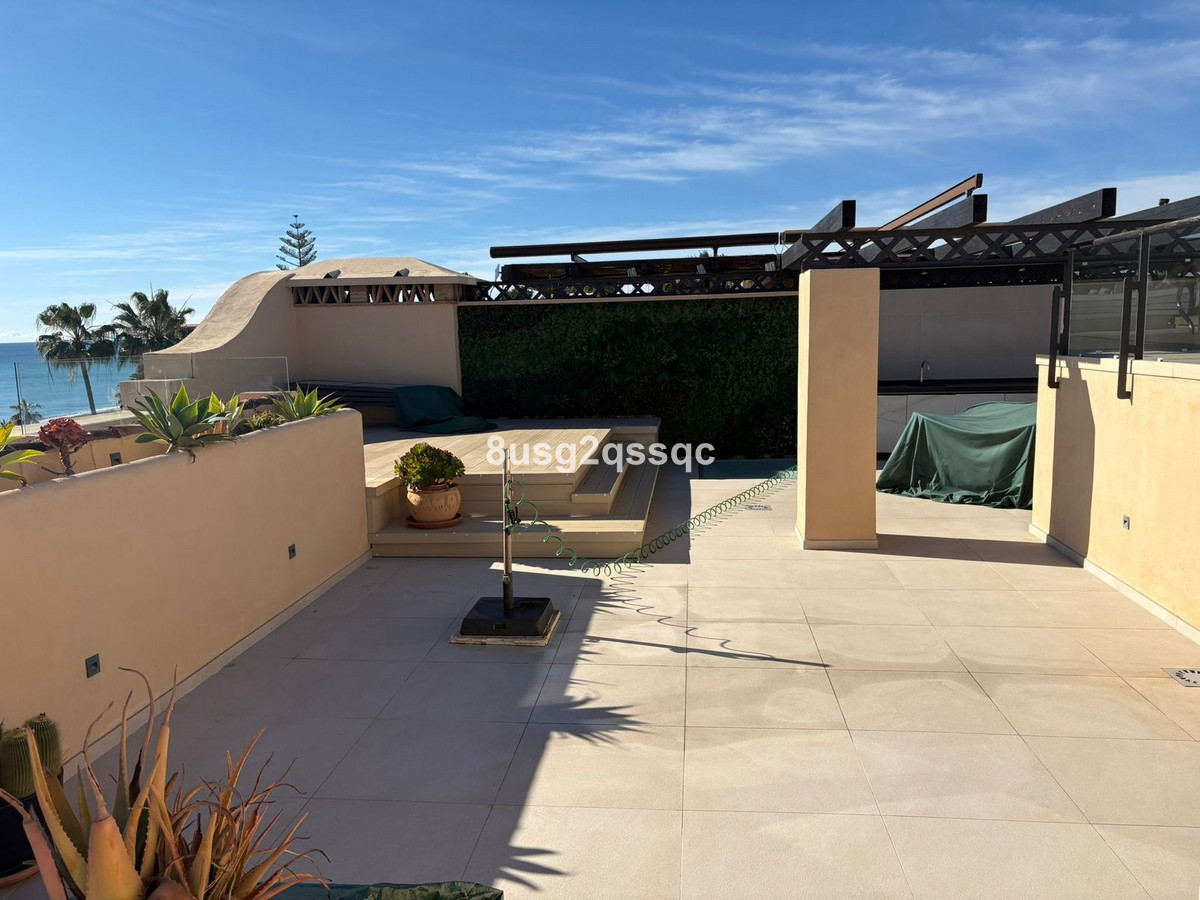 3 Bedroom Penthouse in Estepona - Photo 23