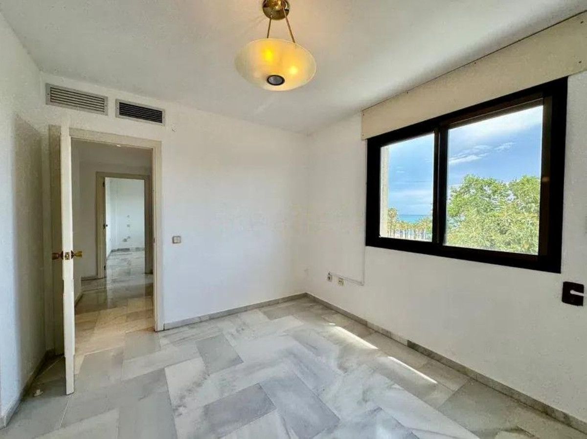 2 Bedroom Apartment in Torremolinos - Photo 13