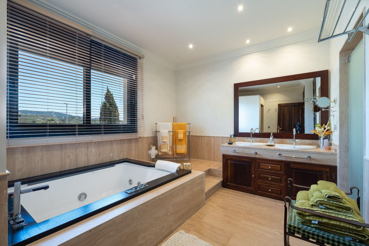 6 Bedroom Villa in Marbella - Photo 33