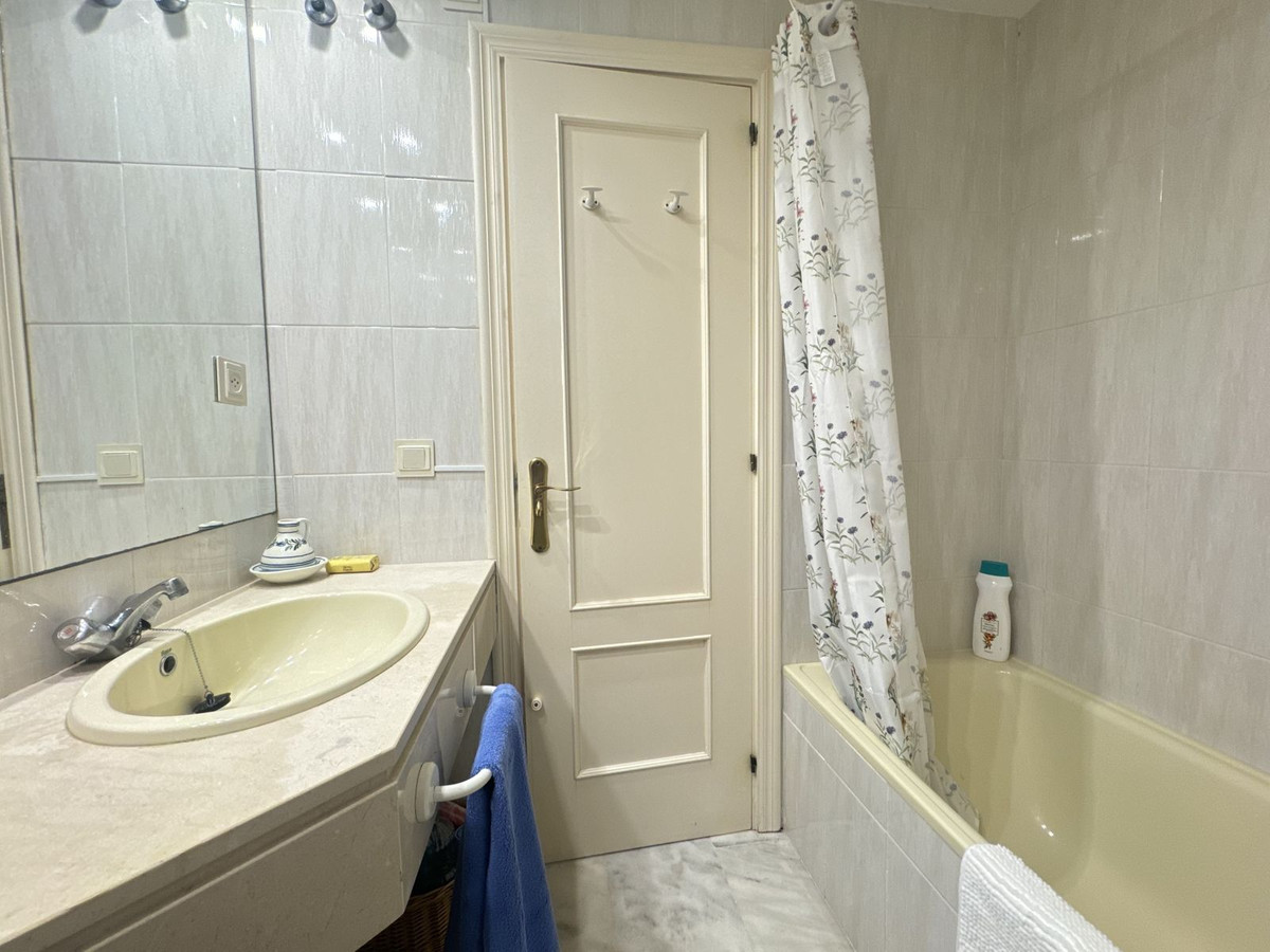 3 Bedroom Apartment in Estepona - Photo 24
