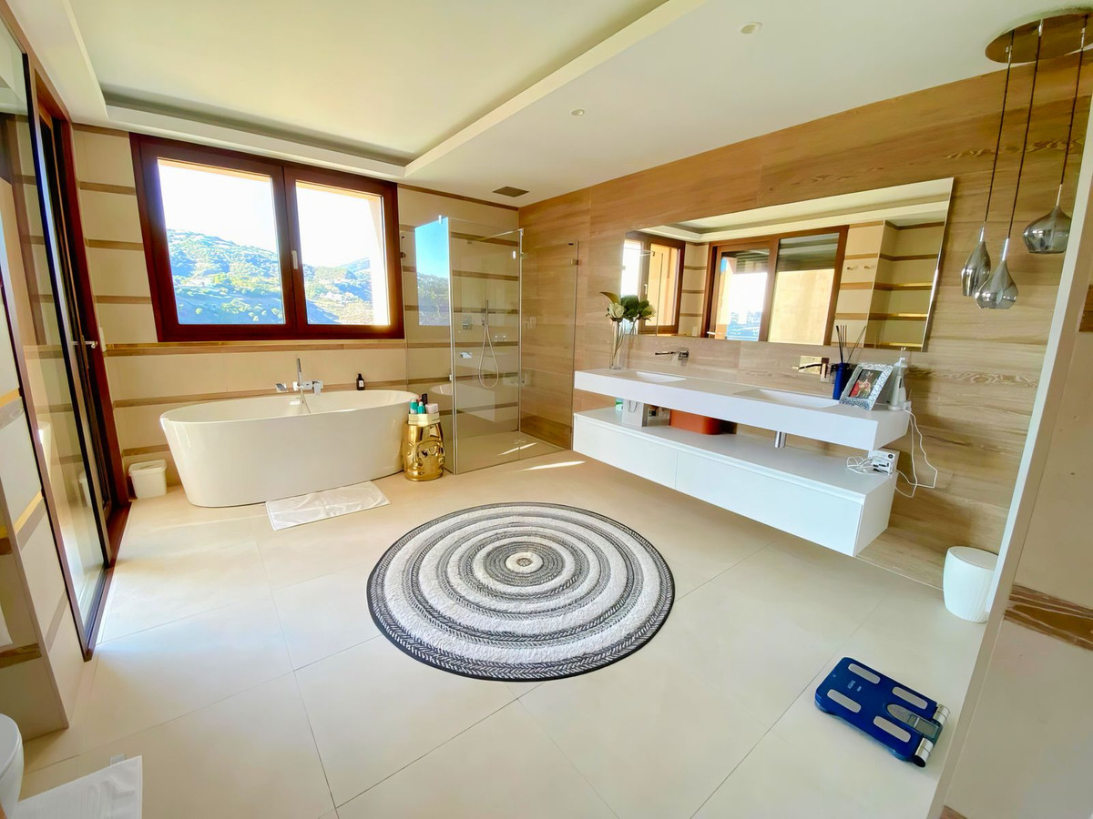 4 Bedroom Apartment in Benahavís - Photo 20