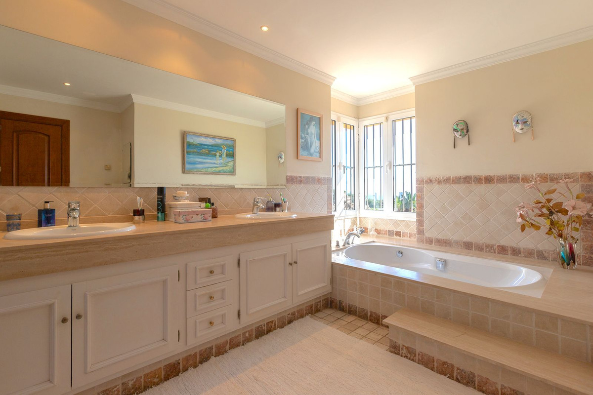 5 Bedroom Villa in Marbella - Photo 10