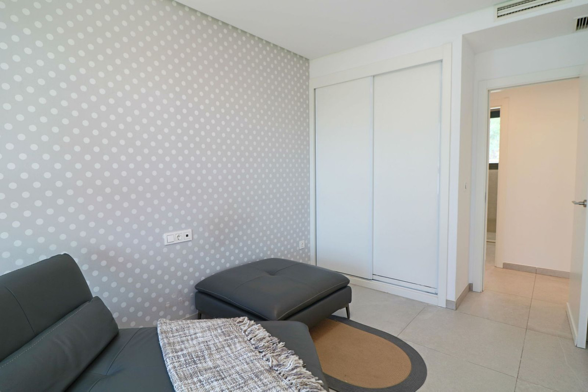 3 Bedroom Penthouse in Benahavís - Photo 12