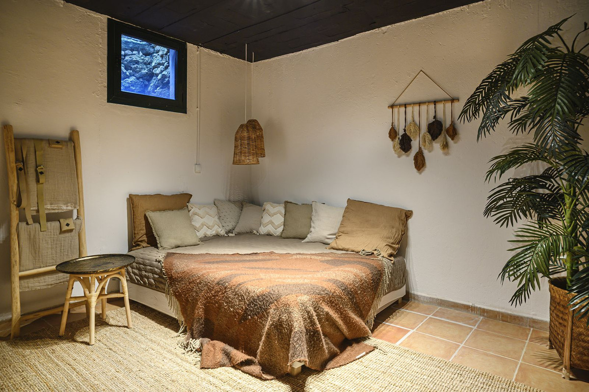 4 Bedroom Villa in Estepona - Photo 15