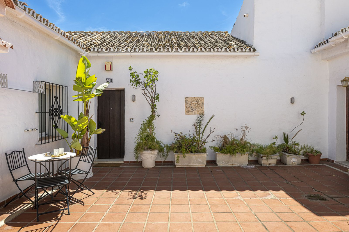 2 Bedroom Apartment in Marbella - Photo 25