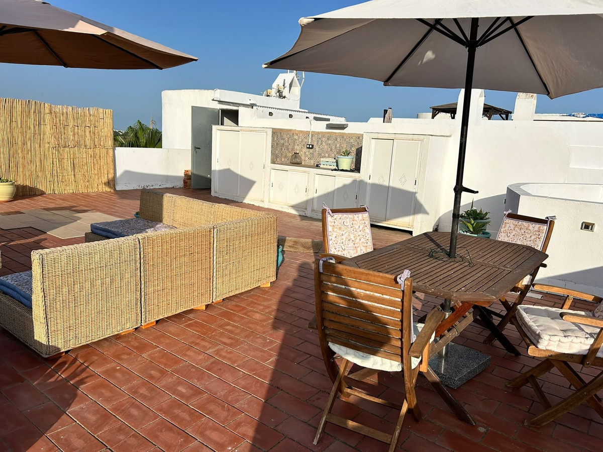 2 Bedroom Penthouse in Estepona - Photo 25