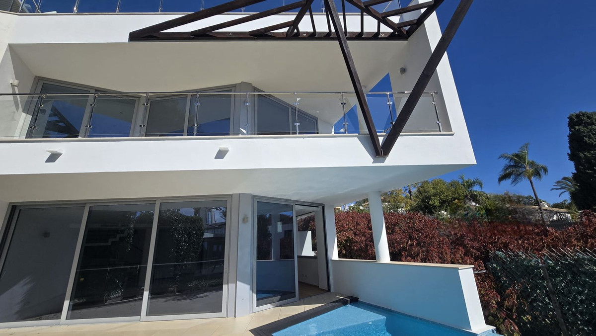 5 Bedroom Villa in Marbella - Photo 2