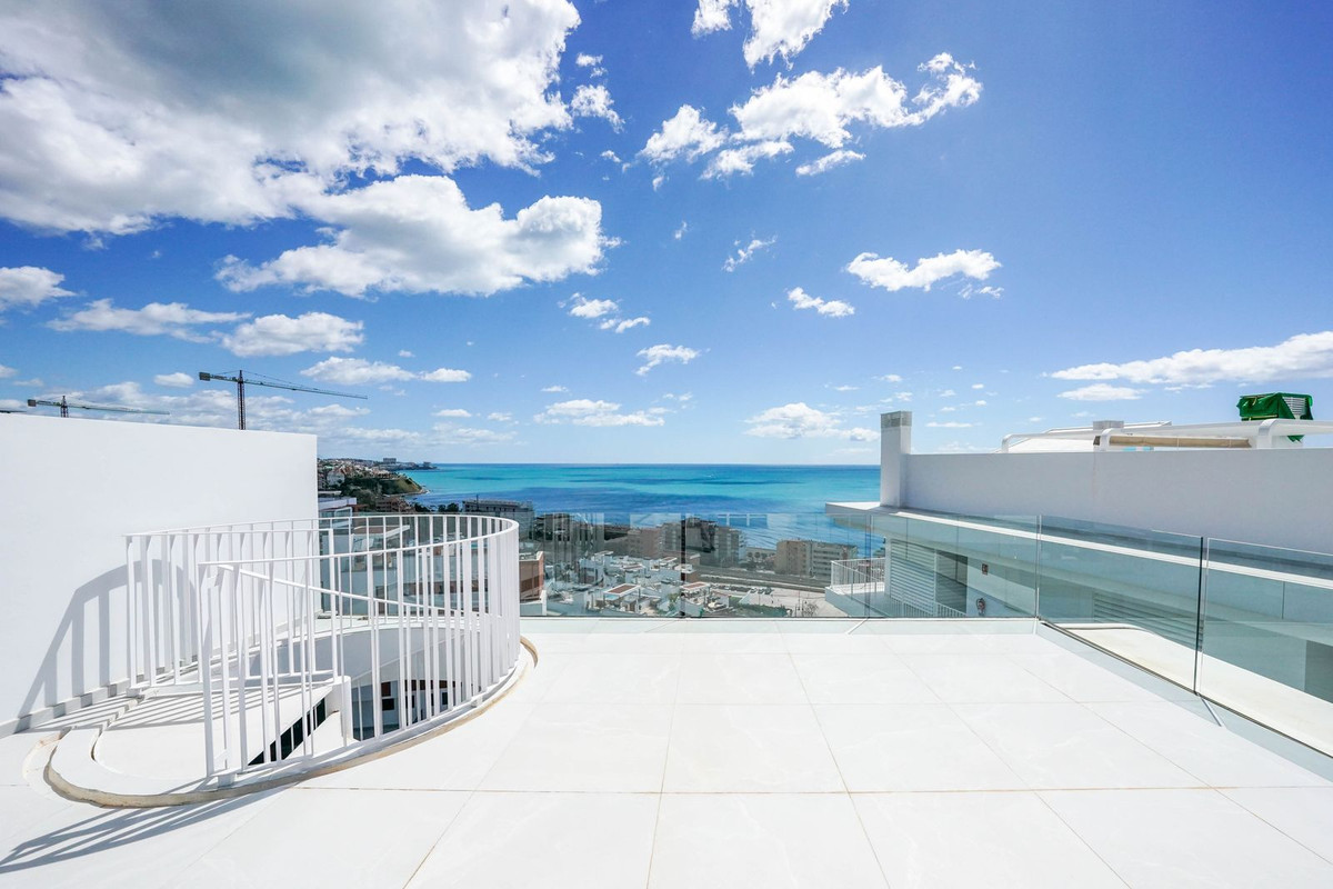 2 Bedroom Penthouse in Fuengirola - Photo 3