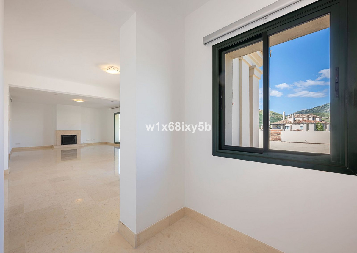 3 Bedroom Penthouse in Benahavís - Photo 7