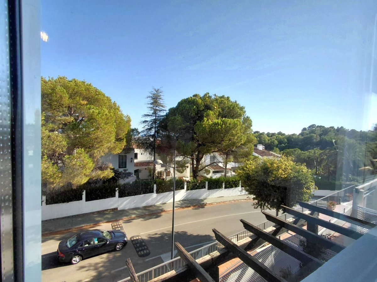 2 Bedroom Apartment in Marbella - Photo 23