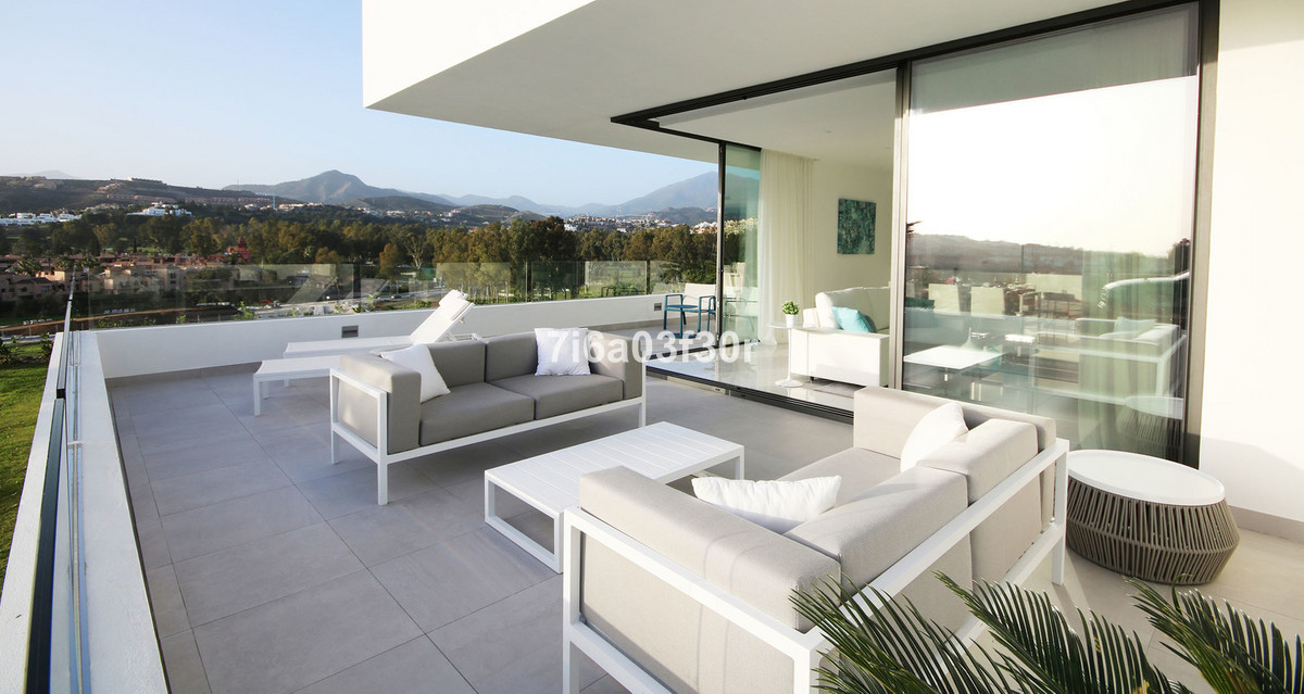 4 Bedroom Apartment in Estepona - Photo 2