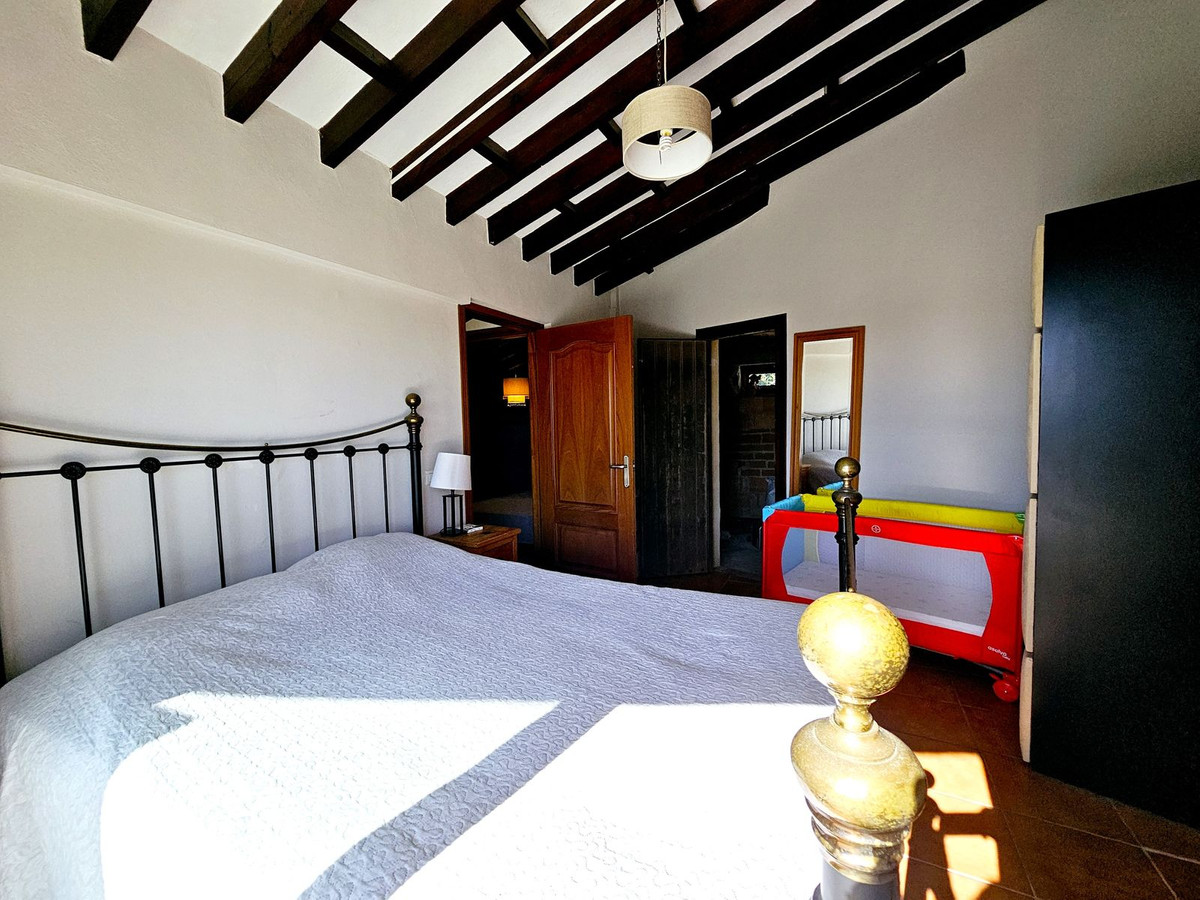 6 Bedroom Villa in Estepona - Photo 23