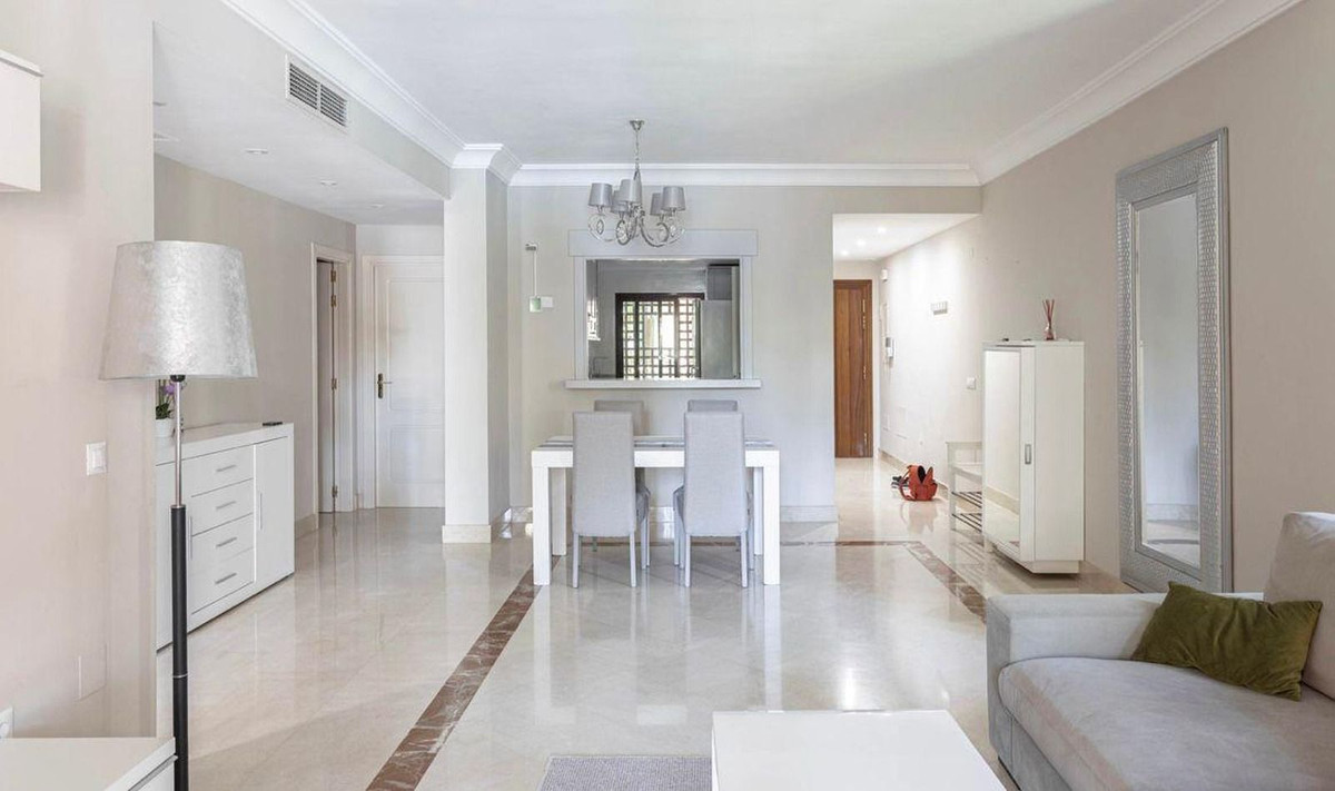 2 Bedroom Apartment in San Pedro de Alcántara - Photo 4