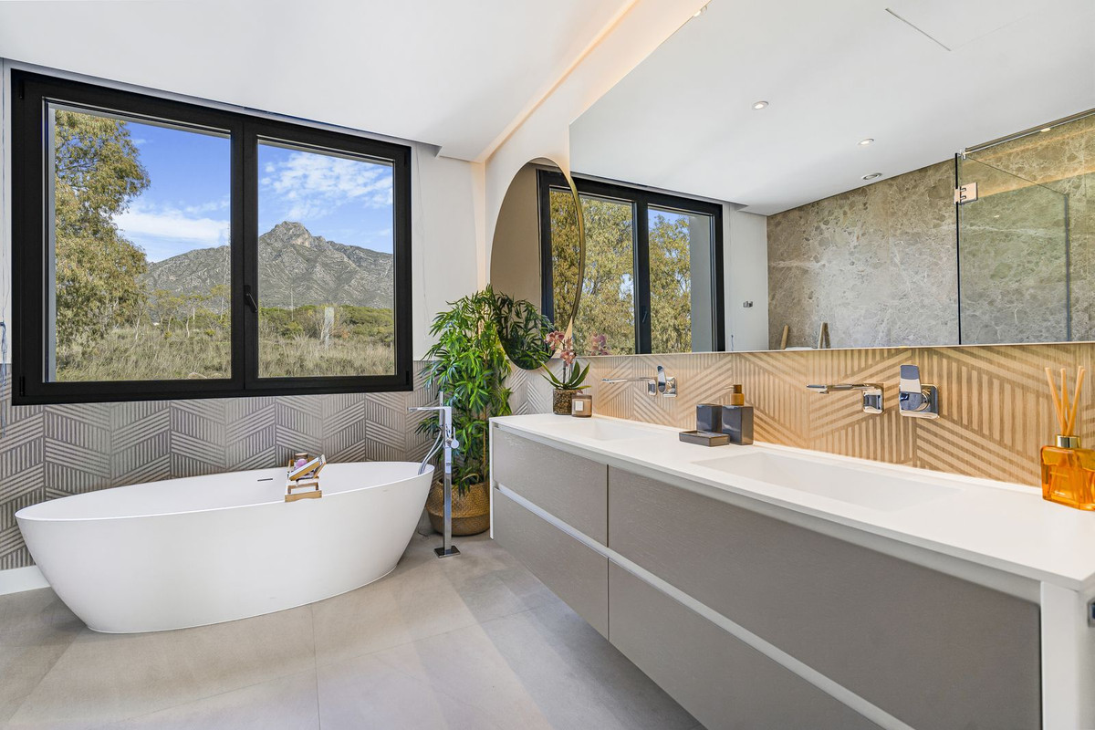 6 Bedroom Villa in Marbella - Photo 32
