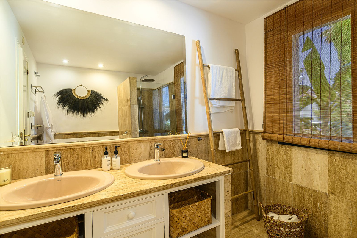 4 Bedroom Villa in Estepona - Photo 27
