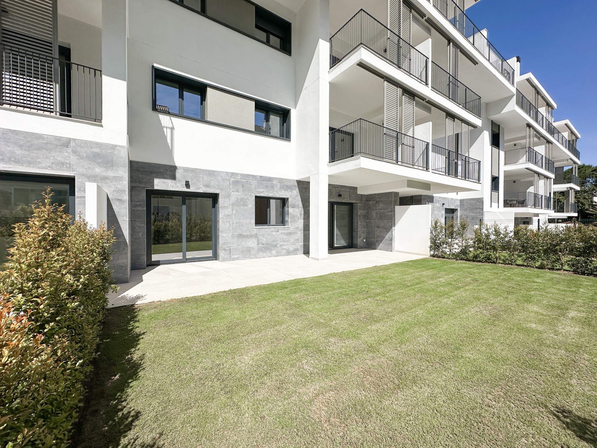 2 Bedroom Apartment in Estepona - Photo 13