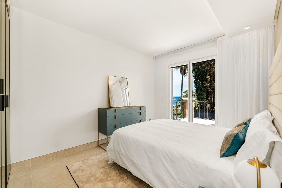 4 Bedroom Townhouse in Estepona - Photo 11