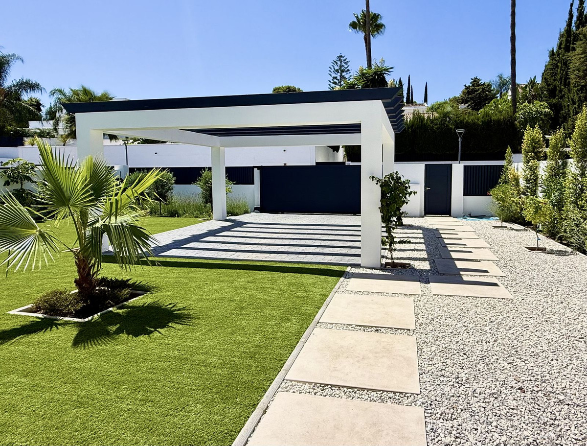 6 Bedroom Villa in Estepona - Photo 50