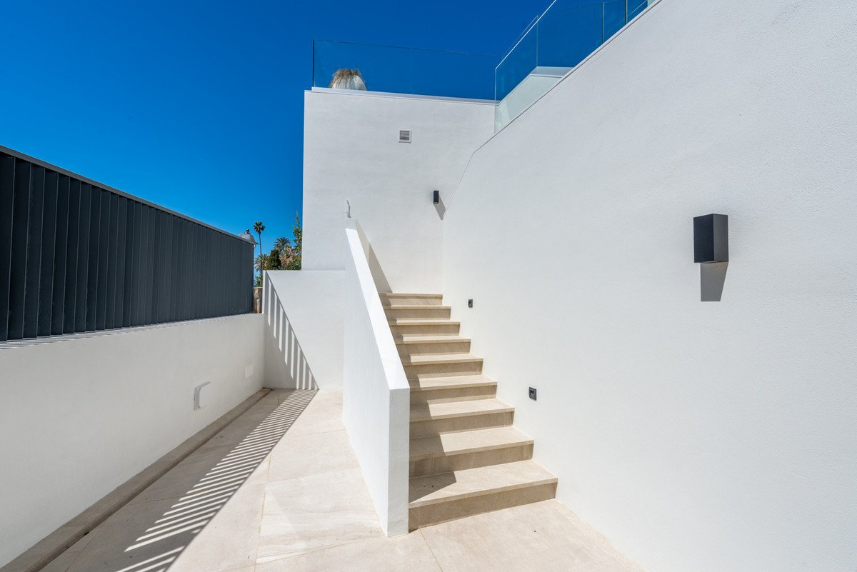5 Bedroom Villa in Marbella - Photo 10