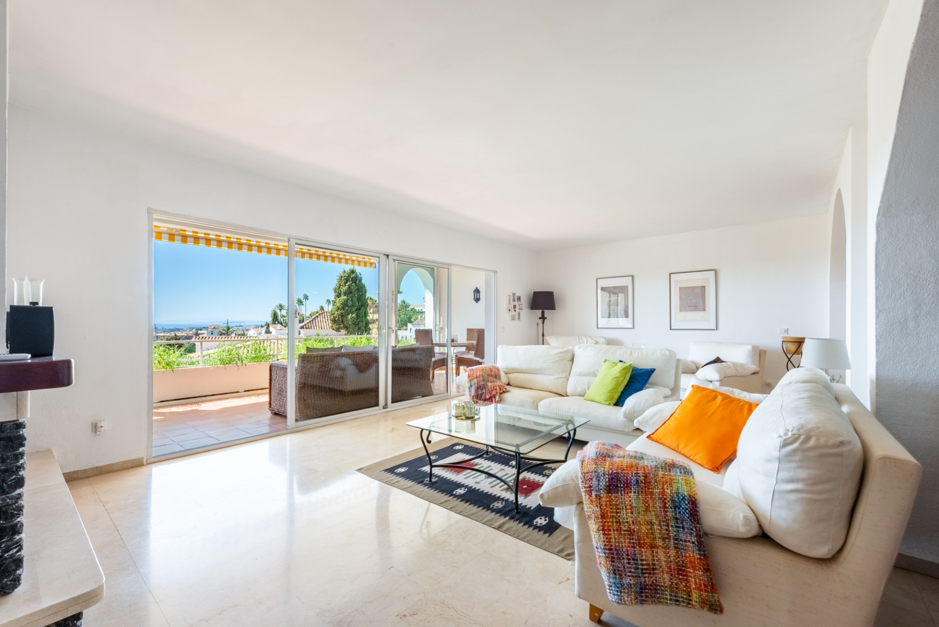 2 Bedroom Townhouse in Benahavís - Photo 2