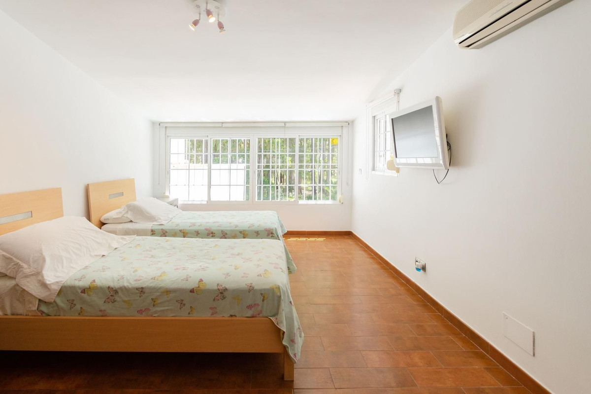 4 Bedroom Villa in San Pedro de Alcántara - Photo 14
