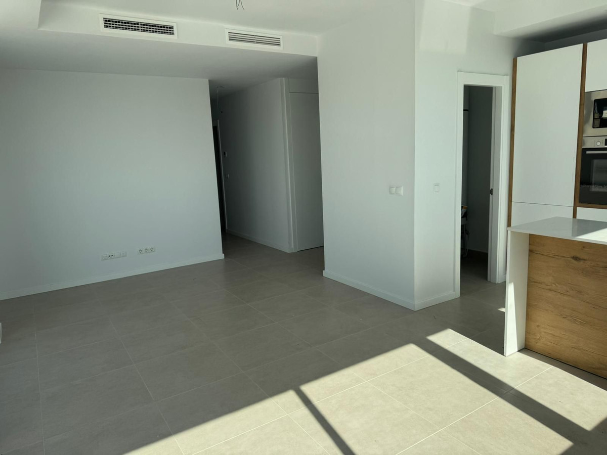2 Bedroom Penthouse in Estepona - Photo 2