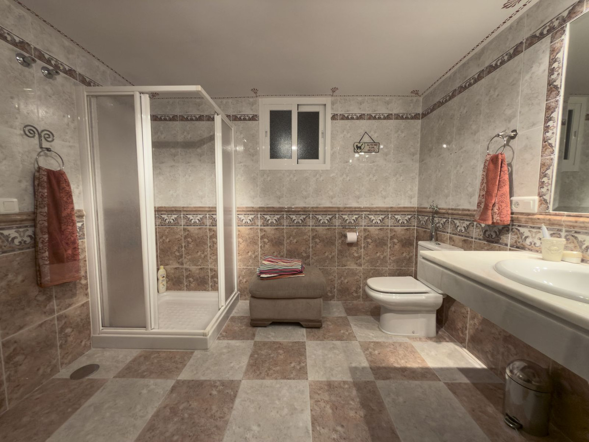 4 Bedroom Villa in Coín - Photo 32