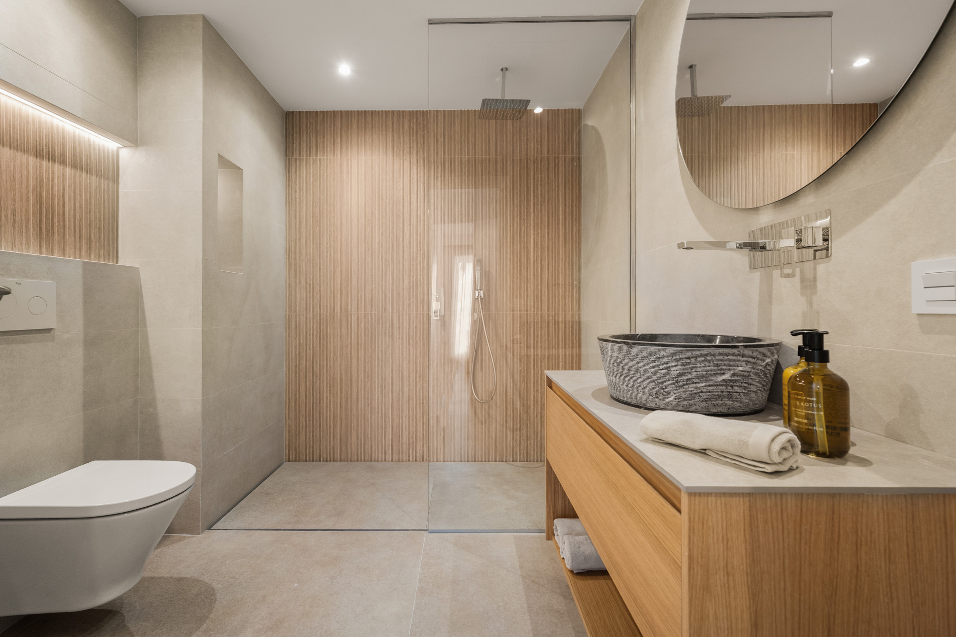 2 Bedroom Apartment in Marbella - Photo 6